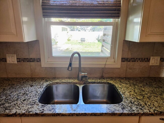 Building Photo - 5513 Forest Ave