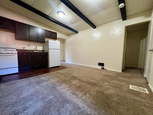 Building Photo - Unmatched Two Bedroom at a Fantastic Price...