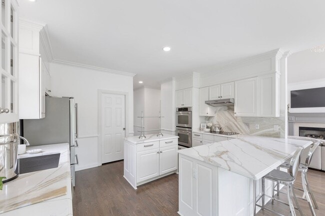 Building Photo - Luxury Furnished Home