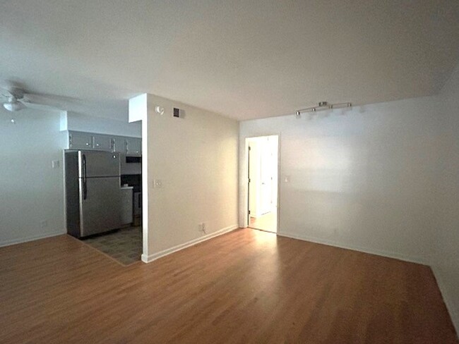 Building Photo - Nice 1 Bedroom, 1 Bath, one-level condo cl...