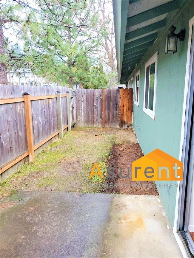 Building Photo - Charming 4-Plex 2 Bedroom 1 Bathroom Unit Available Now!
