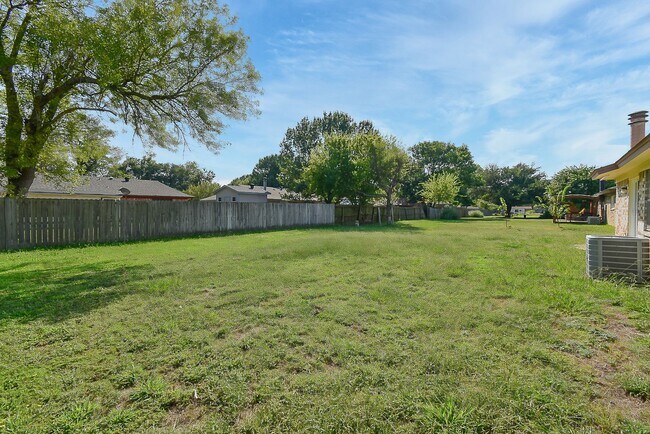 Building Photo - 1703 La Fontaine Ln