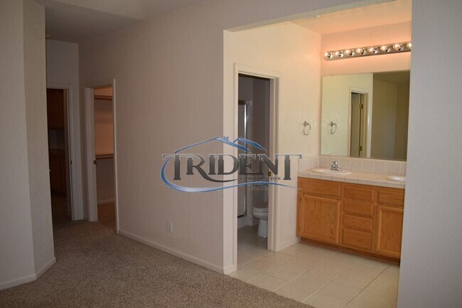 Building Photo - 4 bedroom, 3 bath house with den/office