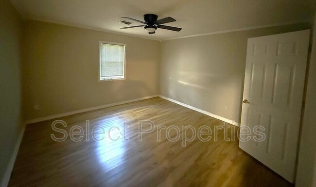Building Photo - 3801 Devon Dr