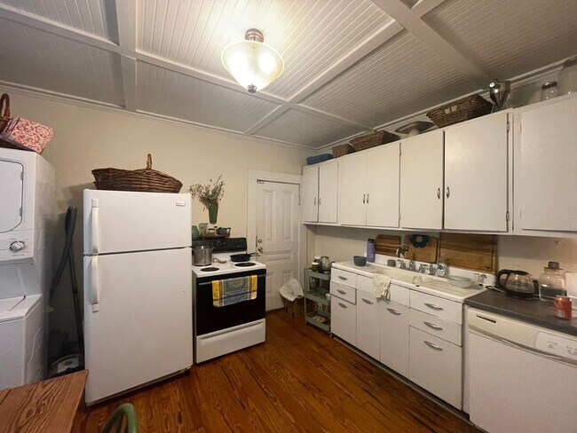 Building Photo - Charming 2BR Duplex in Boulevard – Walk to...