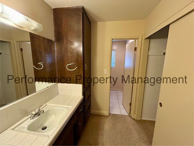 Building Photo - Cozy 3 Bed/2 Bath SW Bakersfield Home w/ Pool & $0 Deposit Option