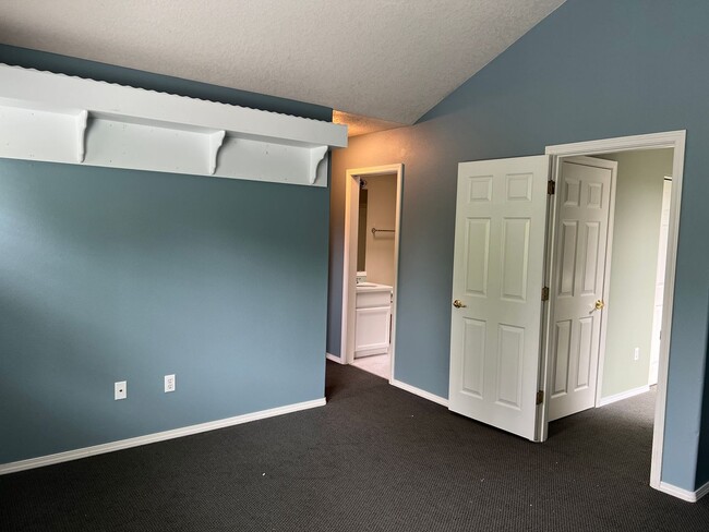 Building Photo - 2 Bed, 2 1/2 Bath townhome close to the Ri...