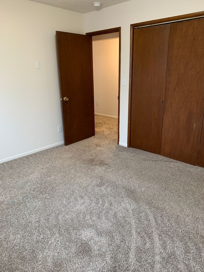 Building Photo - AVAILABLE NOW!! West side - 2 Bdrm, 1 Bath