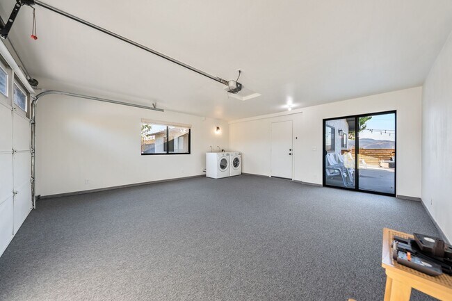 Building Photo - Fully Furnished 3 bedroom home where elegance meets cozy!