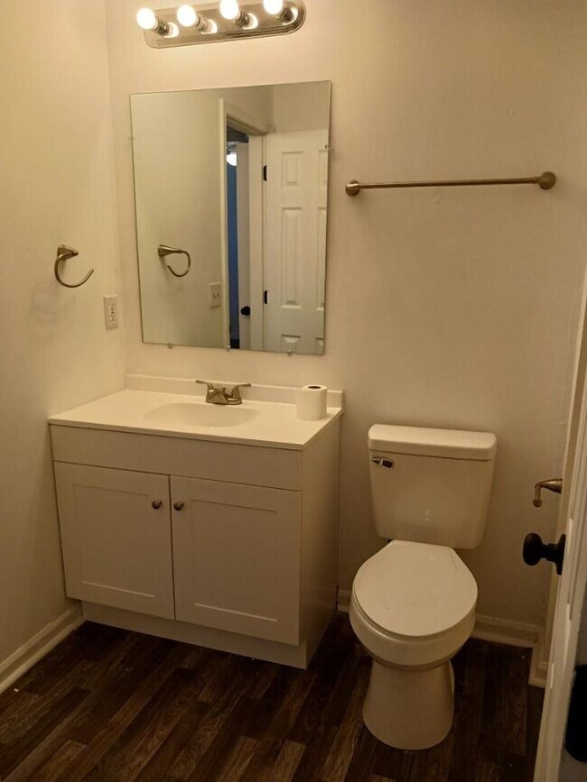 Building Photo - 3 Bed Townhome in N Chas!