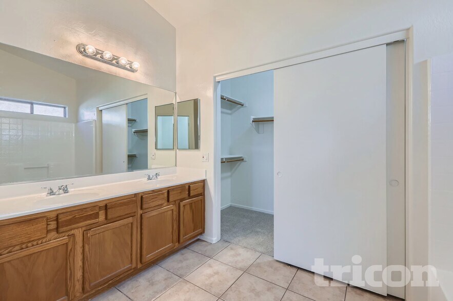 Building Photo - 2601 S 79th Dr