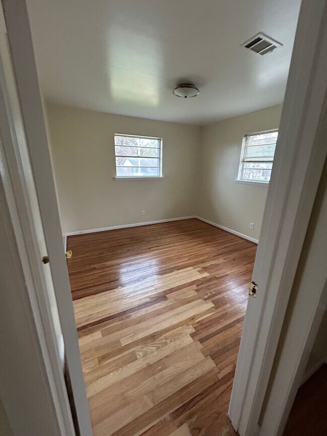 Building Photo - 3 Bedroom and 1.5 Bathroom