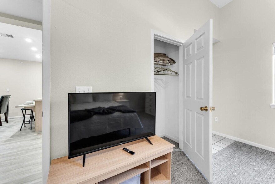 Building Photo - 155 W Rockford Dr