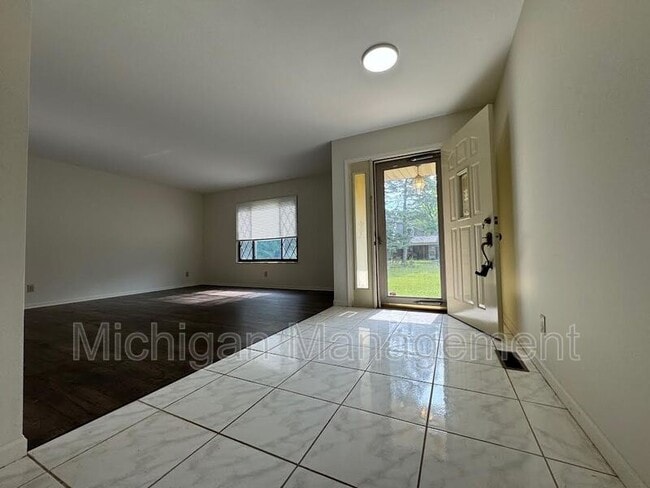 Building Photo - 40250 Pinetree Dr