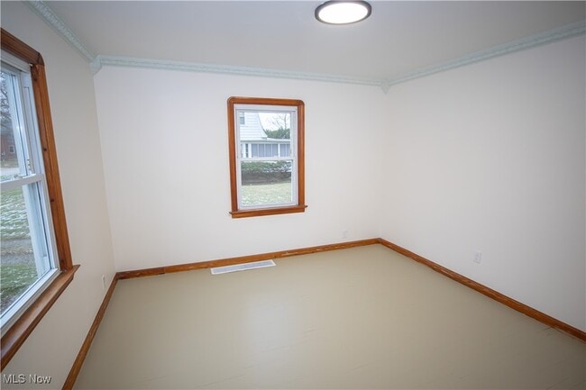 Building Photo - 483 Bank St