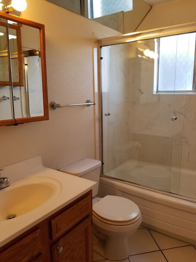 Building Photo - REDUCED! TOP FLOOR 2 BD/1 BA w/ washer/dry...