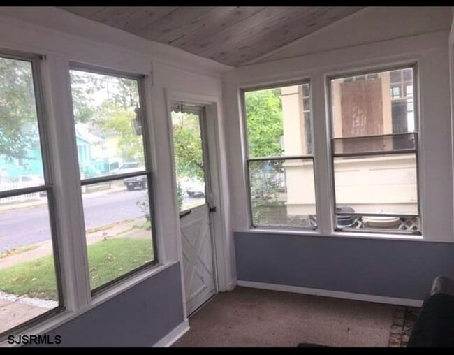 Building Photo - Charming 2 bedroom 1 bathroom, recently re...
