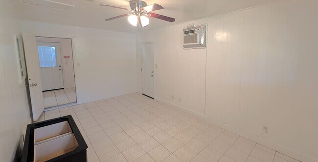 Building Photo - 3 Bedroom Home Plus Bonus Room in the Hudson Manor Community Near S McClintok Dr and E Apache Blvd!