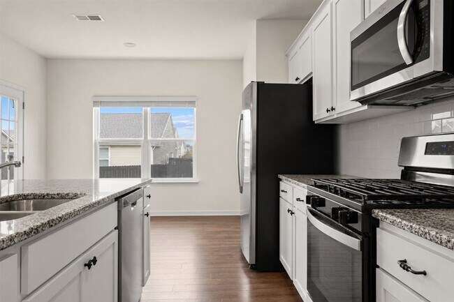 Building Photo - Modern 5 bedroom Home