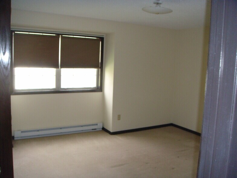 BEDROOM - 27 Woodhill Ct