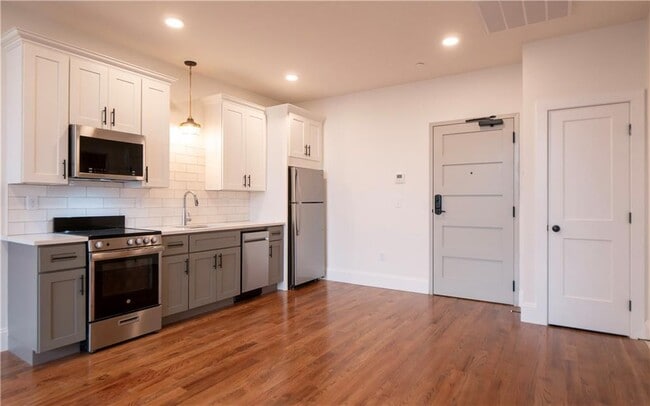 Primary Photo - 15 Cranston Ave