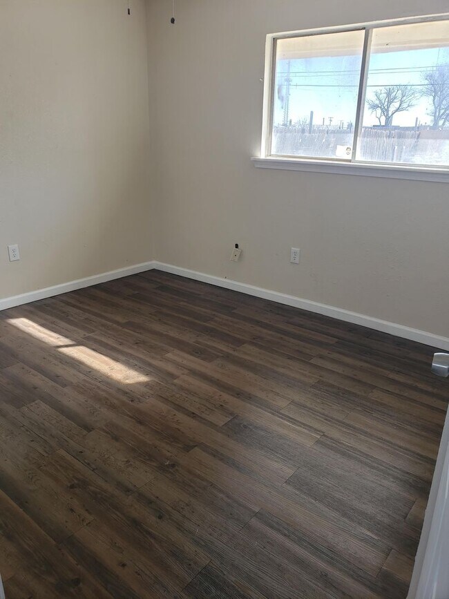 Building Photo - Handyman Special $0 First Month's Rent / “You fix, you SAVE BIG!!” Contact Mayshell for details: ...