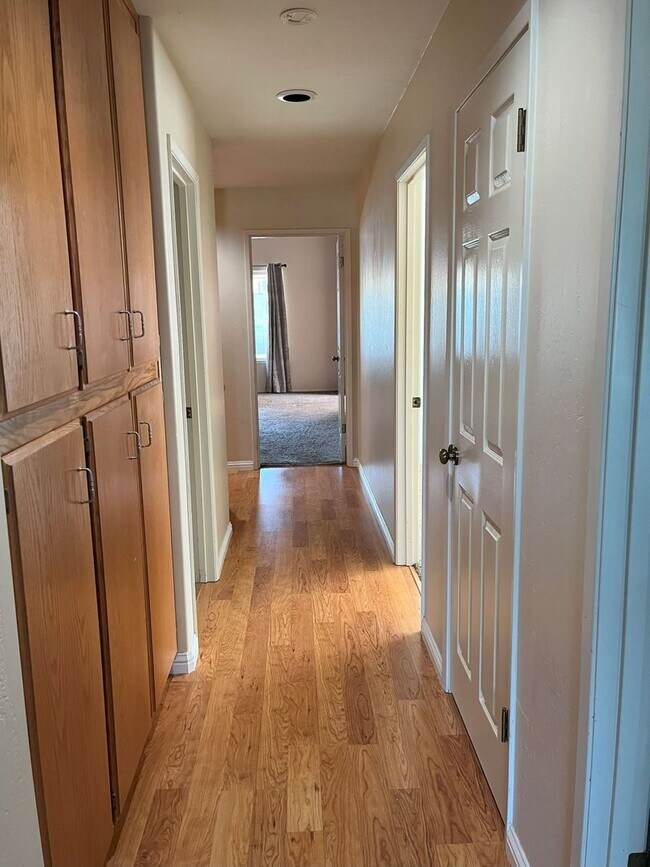 Building Photo - Beautiful 4 Bedroom 2 Bath Home with Pool.