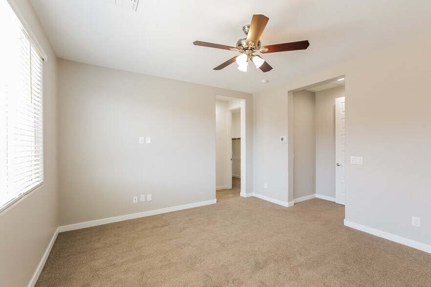 Building Photo - 1219 E Glass Ln