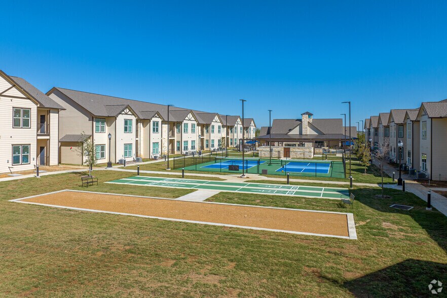 Pickle Ball, Shuffleboard, & Bocce Courts - Retreat at Krum