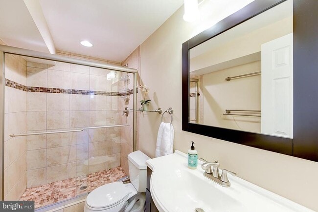 Building Photo - 6429 Maplewood Dr