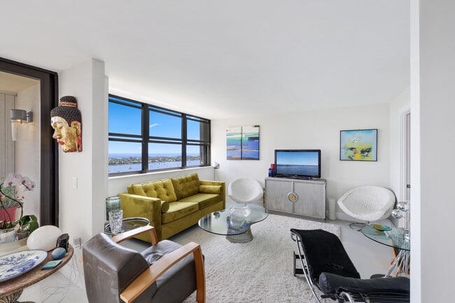 Building Photo - 5600 N Flagler Dr