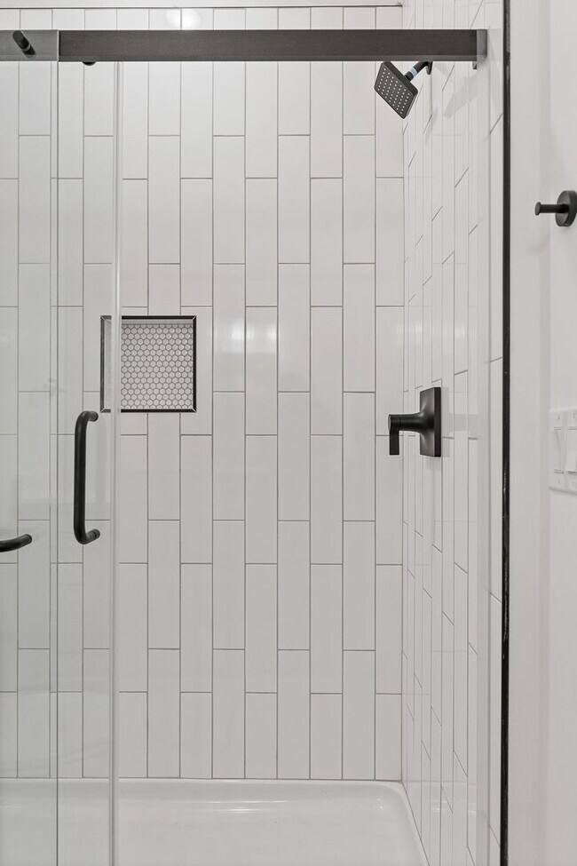 Building Photo - 1758 S Highland Park Ave