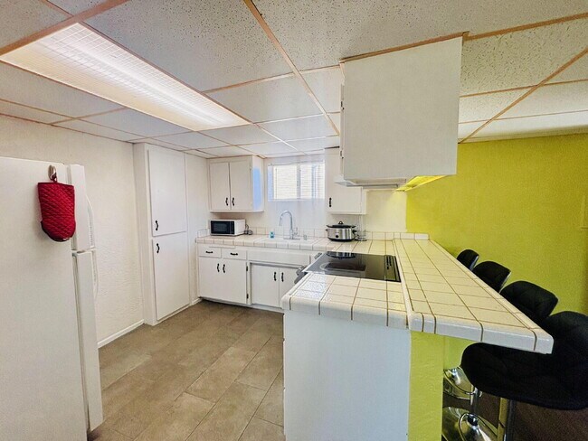 Building Photo - 4 bedrooms, 2 kitchens, 2.5 bathrooms, lau...