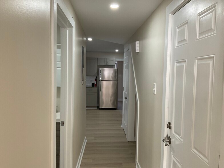 Building Photo - 903 Lindley Ave