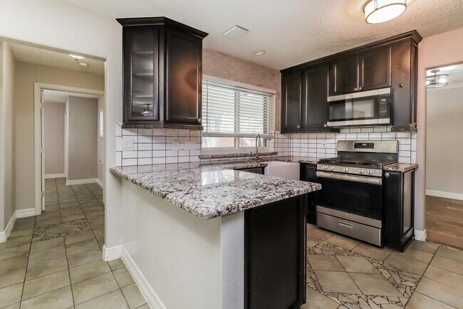 Building Photo - 4002 Ashwood Dr