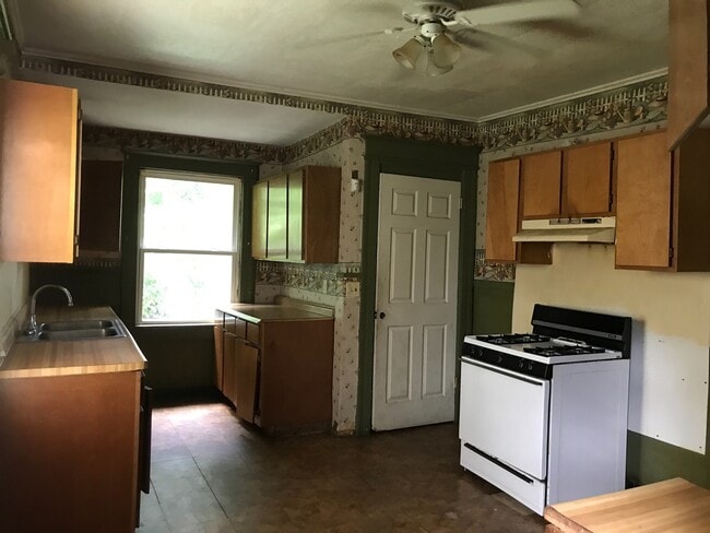 Building Photo - HUGE SINGLE FAMILY FOR RENT !!