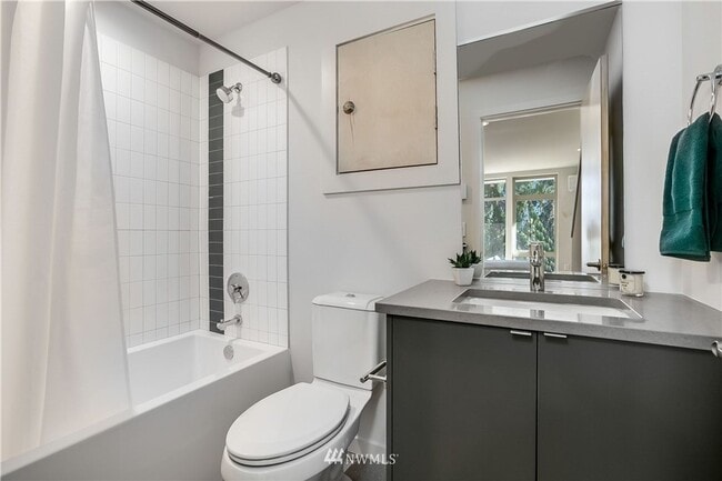 Building Photo - First Hill Modern 2-Bedroom Condo with Roo...