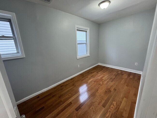 Building Photo - 30 E 49th St