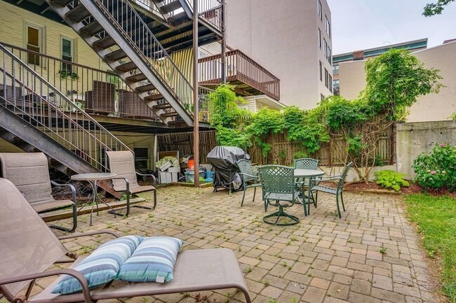 Building Photo - 608 Madison St