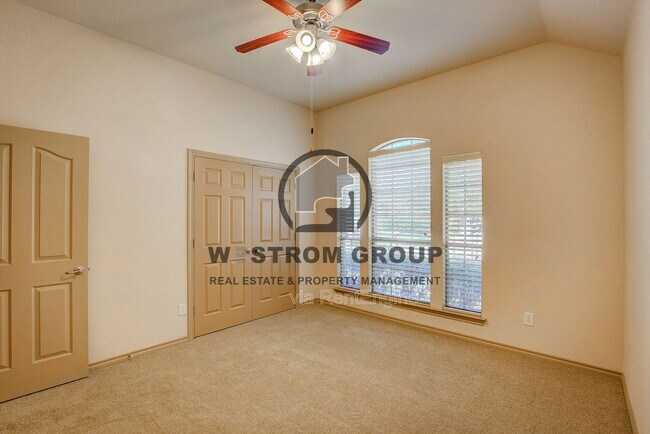 Building Photo - 3217 Hornbeam St