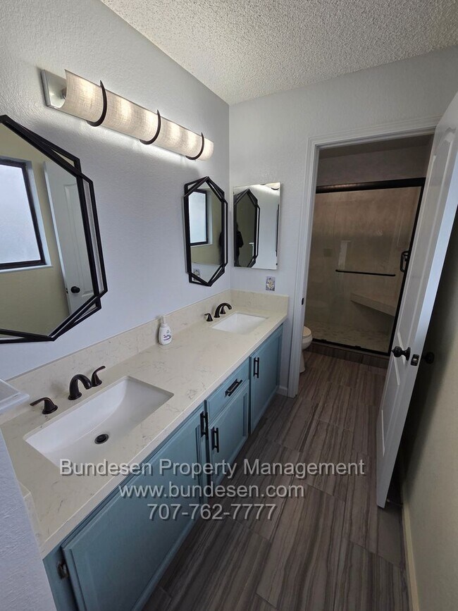 Building Photo - Spacious 4bd/2.5ba in "M" section of Rohnert Park