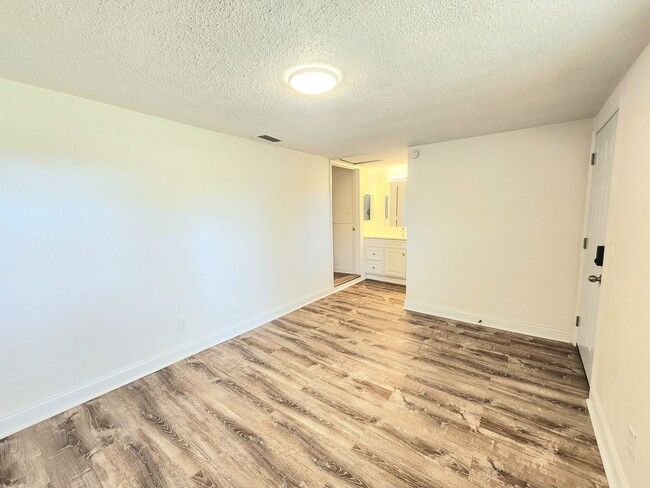 Building Photo - Beautifully renovated 2/2 duplex in the he...