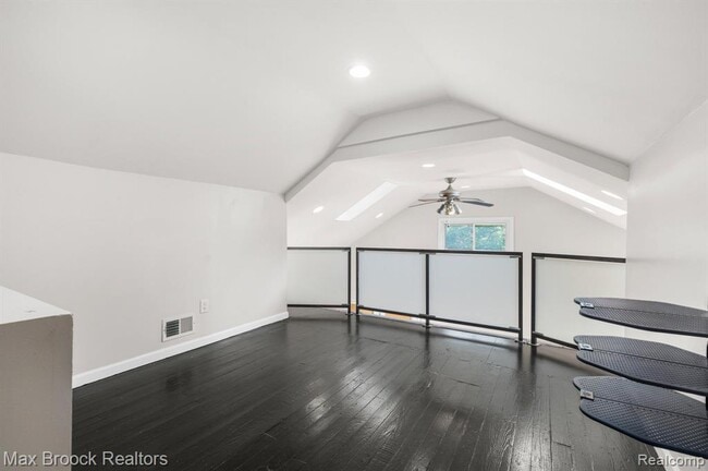 Building Photo - 520 E Hazelhurst St