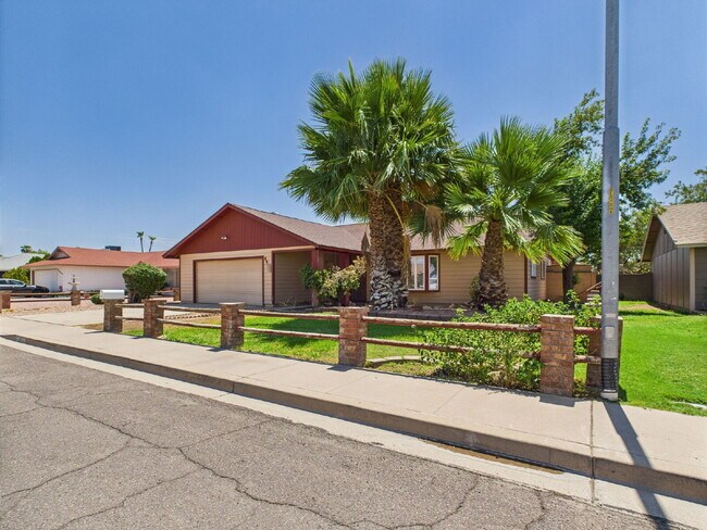 Building Photo - Private Pool - No HOA
