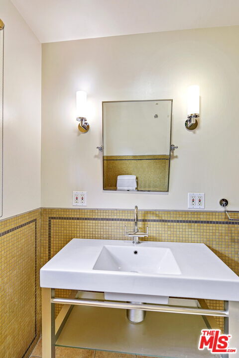 Building Photo - 10614 Le Conte Ave