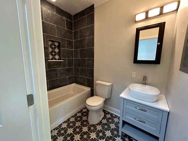 Building Photo - 401 Francis St E