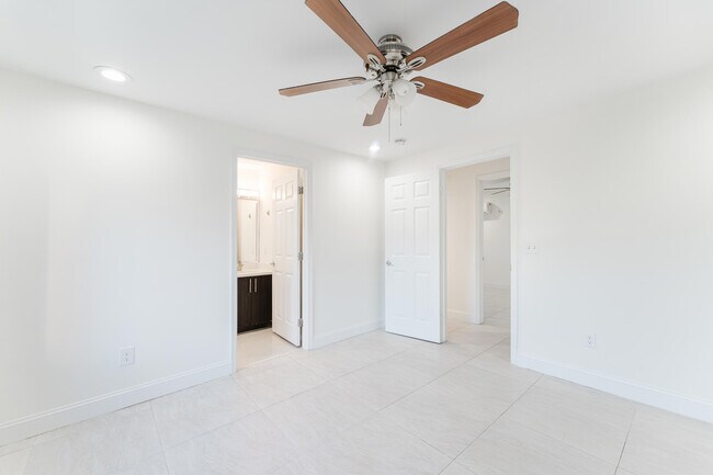 Building Photo - 364 E Palmetto Park Rd