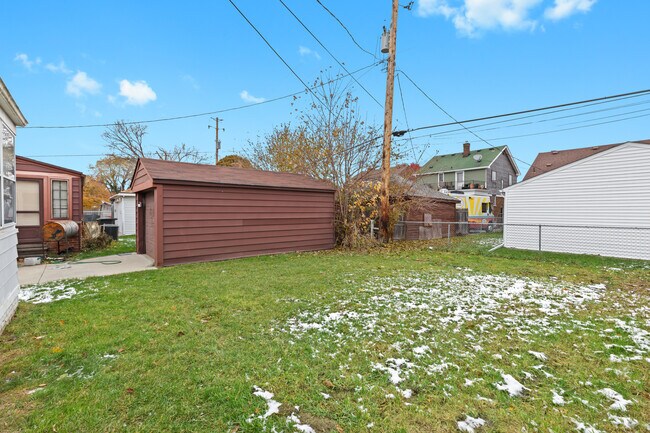 Building Photo - 5566 Haverhill St