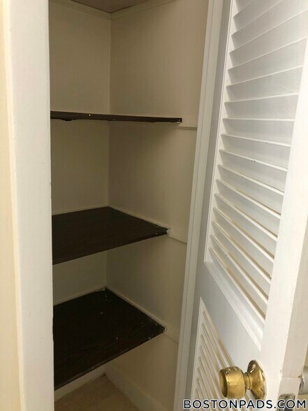 Building Photo - 122 Dustin St