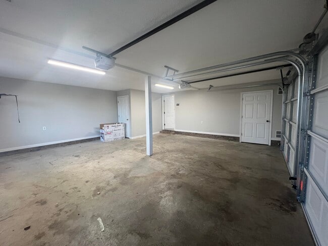 Building Photo - 1240 Inabinet Dr